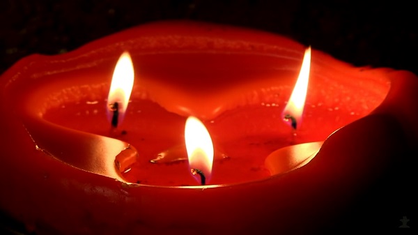 горящие свечи
