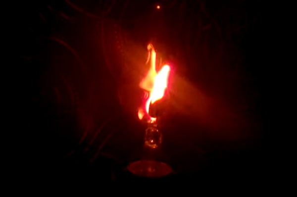 магия горящей лампы в темноте